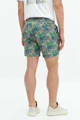 Short de baño con estampado floral en tonos azules, cintura elástica con cordón ajustable, bolsillos laterales y bolsillo trasero.