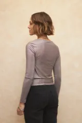 Top brillante elastizado color gris oscuro, de manga larga y cuello redondo.