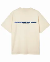 Remera de algodón color beige con corte oversize, presenta un estampado gráfico en la espalda con el texto 'BOHEMIAN DSG' en color azul.