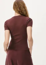 Top de manga corta, color negro, con cuello redondo y tejido acanalado.