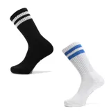 Pack de dos pares de medias deportivas de caña media, una en color negro con rayas blancas y otra en color blanco con rayas azules. Cuentan con tejido acanalado en la caña para un mejor ajuste.
