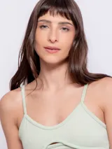 Top color beige al cuerpo sin mangas, con escote en v, tirantes finos y abertura en parte central.