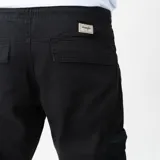 Pantalón cargo negro de corte slim, con cintura ajustable con cordón, bolsillos cargo con cremallera y tela antidesgarro, bolsillos traseros con solapa y bolsillos en la cadera.