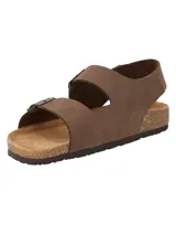 Sandalias de cuero color café RKF modelo Commet, con diseño de doble tira ajustable con hebilla metálica y tira trasera en el talón. Cuenta con base anatómica de corcho y suela de goma.