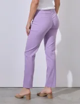 Pantalón de vestir color beige, marca Zac & Rachel, confeccionado en gabardina elastizada. Presenta pretina ancha con faja interna modeladora, largo de pierna con costura frontal pespunteada y bolsillos ojal simulados en la parte trasera.