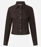 Campera de sarga color marrón chocolate, con diseño entallado, cuello con solapa, cierre frontal con botones y costuras estructuradas visibles.