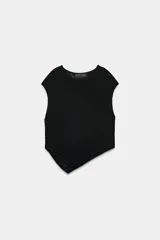 Top de punto negro con cuello redondo, manga sisa y bajo asimétrico.