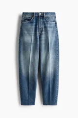 Jean tobillero Barrel High Ankle de denim de algodón rígido, color azul con lavado claro degradado. Cuenta con diseño curvo y voluminoso en las piernas, tiro alto, cinco bolsillos, raya marcada adelante y atrás y cierre de botones.