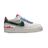 Zapatillas Nike Air Force 1 Shadow color blanco con detalles en rojo, azul y verde. Presentan un diseño deconstruido con superposiciones y detalles a cuadros.