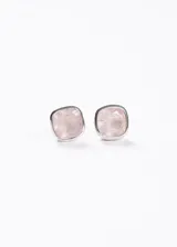 Par de aros tipo botón de plata 925, con piedras de cuarzo rosa talladas en forma cuadrada con bordes redondeados.