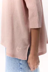 Sweater de tejido de punto color celeste, con escote en V y calce holgado. Confeccionado en lana italiana.