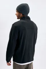Campera de polar color negro con cierre frontal completo y cuello alto. Diseño básico de corte recto con bolsillos laterales.
