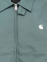 Chaqueta Carhartt WIP modelo Duke, color azul marino, con cuello clásico, cierre frontal con cremallera y logo bordado en el pecho.