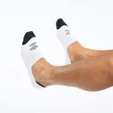 Medias invisibles deportivas Umbro, de color blanco con puntera y talón negros, y logo de la marca estampado en el empeine.
