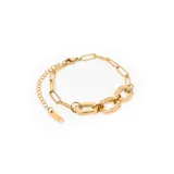 Pulsera dorada con eslabones rectangulares y tres eslabones grandes con textura martillada.