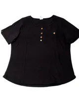 Remera gris de manga corta con cuello redondo y botones de madera.