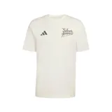 Remera de manga corta Adidas, modelo Silver Arrows del equipo Mercedes F1 AMG-Petronas, color blanco con diseño gráfico estampado en el pecho y el logo de la marca.