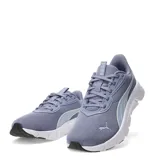 Championes de running Puma Flex Focus Lite Modern, color gris azulado con detalles en celeste y blanco. Presentan una capellada de malla transpirable, cierre con cordones y suela de goma blanca con refuerzos negros en puntera y talón.