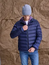 Campera puffer de plumas en color azul marino, con cierre frontal, cuello alto y diseño acolchado horizontal.
