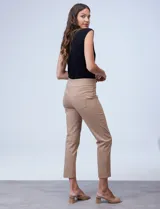 Pantalón verde militar de gabardina elastizada, marca Ruby Rd, corte recto, largo al tobillo y pretina ancha elastizada. Delantera con bolsillos simulados y trasera con bolsillos aplicados.