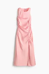Vestido midi sin mangas de satén color rosado, con cuello redondo, frunces laterales y cordón ajustable frontal que crea un tajo y efecto drapeado.
