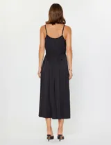 Conjunto de dos piezas compuesto por un vestido midi de satén con breteles finos y un buzo de punto acanalado con mangas largas abullonadas de textura semitransparente.