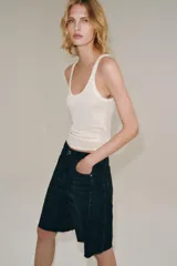 Bermuda de denim color bordó, de tiro medio y corte relaxed, con diseño de cinco bolsillos, trabillas para cinto y bajo desflecado.