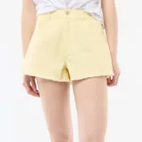 Short de jean color amarillo, de tiro alto con bolsillos y diseño clásico de cinco bolsillos.