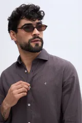 Camisa de manga larga de lino y algodón color celeste, con fit semi slim y cuello clásico.