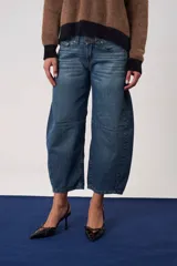 Jean de tiro medio con silueta amplia y corte recto, confeccionado en denim color gris oscuro con efecto lavado.