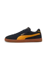 Championes Puma modelo Club Era II Suede, color negro con detalles en mostaza y suela de goma marrón.