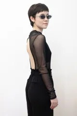 Body negro de microtul elastizado, con cuello alto, mangas largas y espalda descubierta. Incluye pieza de lycra en la zona del busto.