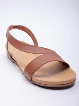 Sandalia baja de símil cuero color marrón, con doble cinta ancha cruzada sobre el empeine y tira elástica para ajuste en el tobillo.
