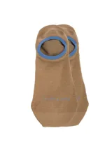 Medias invisibles color beige con borde superior en color azul, confeccionadas en algodón y spandex.