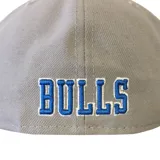 Gorro New Era 59Fifty del equipo de baloncesto Chicago Bulls, con visera plana color azul y logo del equipo bordado en el frente.
