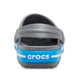 Zueco Crocs Crocband color gris con suela celeste y detalles de rayas blancas.