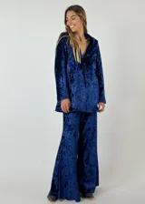 Pantalón de terciopelo azul con corte ancho y tiro alto.