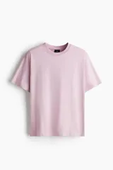 Remera de punto de algodón de peso medio en color lila, con cuello redondo ribeteado, hombros caídos y bajo recto. Diseño de corte relajado y silueta casual.