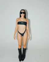 Body negro de corte cavado, estilo strapless, con detalle de logo en el centro del busto.