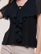 Blusa de corte recto Cable & Gauge, color blanco, con escote redondo, lazo central para anudar y volados fluidos en el frente y las mangas.