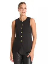 Chaleco sin mangas color negro, con cuello a la base y cierre frontal mediante botones metálicos dorados. Presenta un diseño entallado con lazo de ajuste en la espalda.