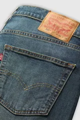 Pantalón de jean Levi's modelo 502 Regular Taper, de corte recto con ajuste cónico hacia el tobillo, en tono azul medio con efecto de lavado desgastado.
