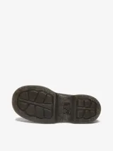 Zapatos Dr. Martens Buzz 5i de cuero negro con textura granulada, suela de plataforma gruesa con pespuntes amarillos, cierre de cordones y logo de la marca en relieve en el lateral.