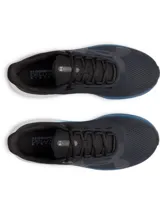 Championes de running Under Armour Charged Pursuit 4, color negro con suela blanca y detalle en degradado azul. Presentan parte superior de malla transpirable y tecnología de amortiguación Charged+ en la mediasuela para mayor retorno de energía.