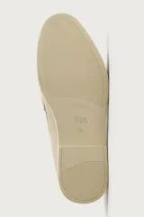 Mocasín casual de hombre confeccionado en piel con acabado serraje en color beige, con detalle de bordón en el empeine y suela fina al tono.