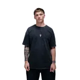 Remera de algodón con efecto lavado, color negro, de corte holgado y manga corta. Presenta un pequeño logo bordado en el centro del pecho.