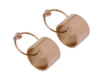 Aros colgantes de acero color dorado y rosa, con forma de aro y cilindro.