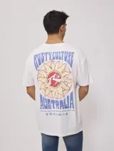 Remera de algodón con efecto lavado, corte oversized, manga corta y cuello redondo. Presenta un pequeño estampado gráfico en el pecho con texto y un diseño más grande en la espalda.