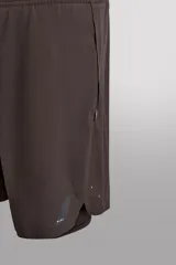 Pantalones cortos de entrenamiento 2 en 1 de color marrón, confeccionados por Zara Athleticz en tejido técnico ligero y elástico con malla interior. Cuenta con cintura elástica ajustable con cordón y bolsillos laterales.