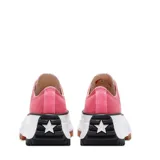 Championes Converse Run Star Hike de caña baja, color rosa con cordones blancos y suela de plataforma blanca con detalles en marrón y negro.